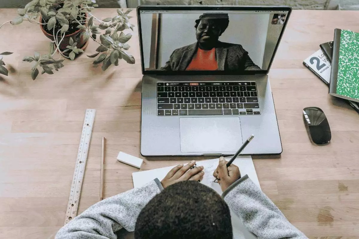 Assistant creating content strategy